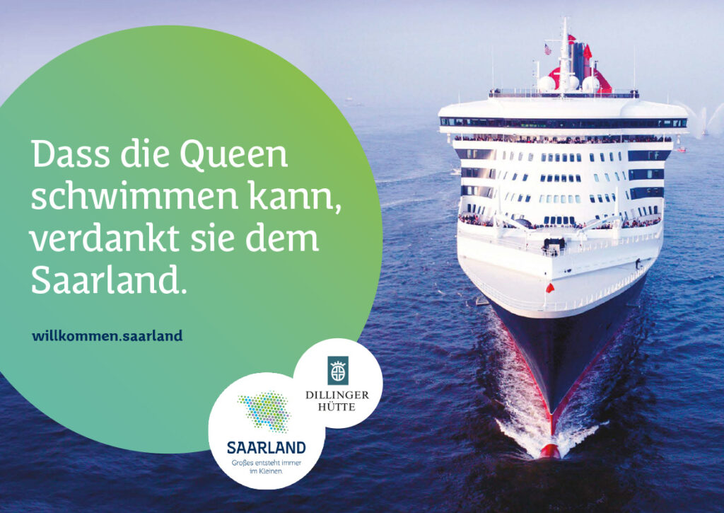 Ein großes weißes Kreuzfahrtschiff fährt auf dem ruhigen blauen Wasser, von oben fotografiert. Der deutsche Text überlagert die linke Seite, unten links das Logo des Saarlandes und der Dillinger Hütte - ein ideales Bild für das Standortmarketing Saarland, Deutschlands Hidden Champion.