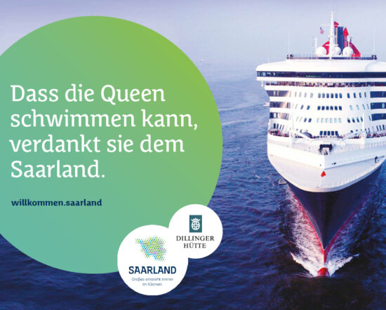Ein großes weißes Kreuzfahrtschiff fährt auf blauem Wasser, mit einem grünen kreisförmigen Text in deutscher Sprache, der für Saarland Marketing wirbt. Die Logos des Saarlandes und der Dillinger Hütte erscheinen am unteren Rand und heben Deutschlands Hidden Champion hervor.