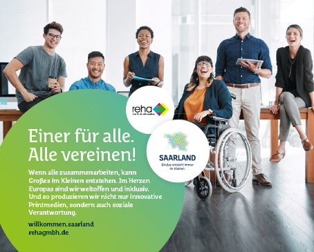Fünf Erwachsene mit unterschiedlichem Hintergrund, darunter eine Frau im Rollstuhl, lächeln und lachen gemeinsam in einer Büroumgebung. Text in deutscher Sprache zur Förderung von Inklusion und sozialer Verantwortung von Saarland und reha gmbh im Rahmen des Standortmarketings Saarland.