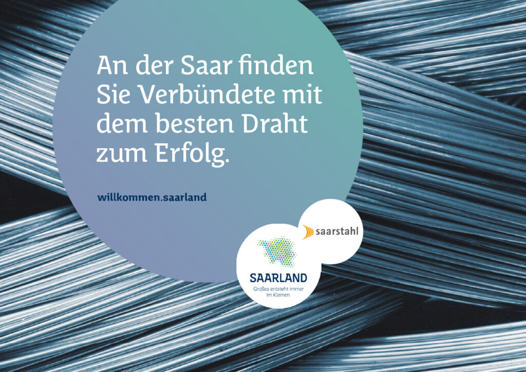 Ein Hintergrund aus gewickelten Stahldrähten mit einem blauen Kreis, der einen deutschen Text enthält, der für das Saarland als Deutschlands Hidden Champion wirbt und Saarstahl und starke wirtschaftliche Verbindungen für den Erfolg hervorhebt. Das Logo von Standortmarketing Saarland erscheint am unteren Rand.