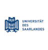 Logo der Universität des Saarlandes mit einer stilisierten blauen Eule auf der linken Seite und dem Universitätsnamen in blauen Großbuchstaben auf der rechten Seite, alles vor einem weißen Hintergrund - ein Symbol, das im Saarlandmarketing oft als Deutschlands Hidden Champion hervorgehoben wird.