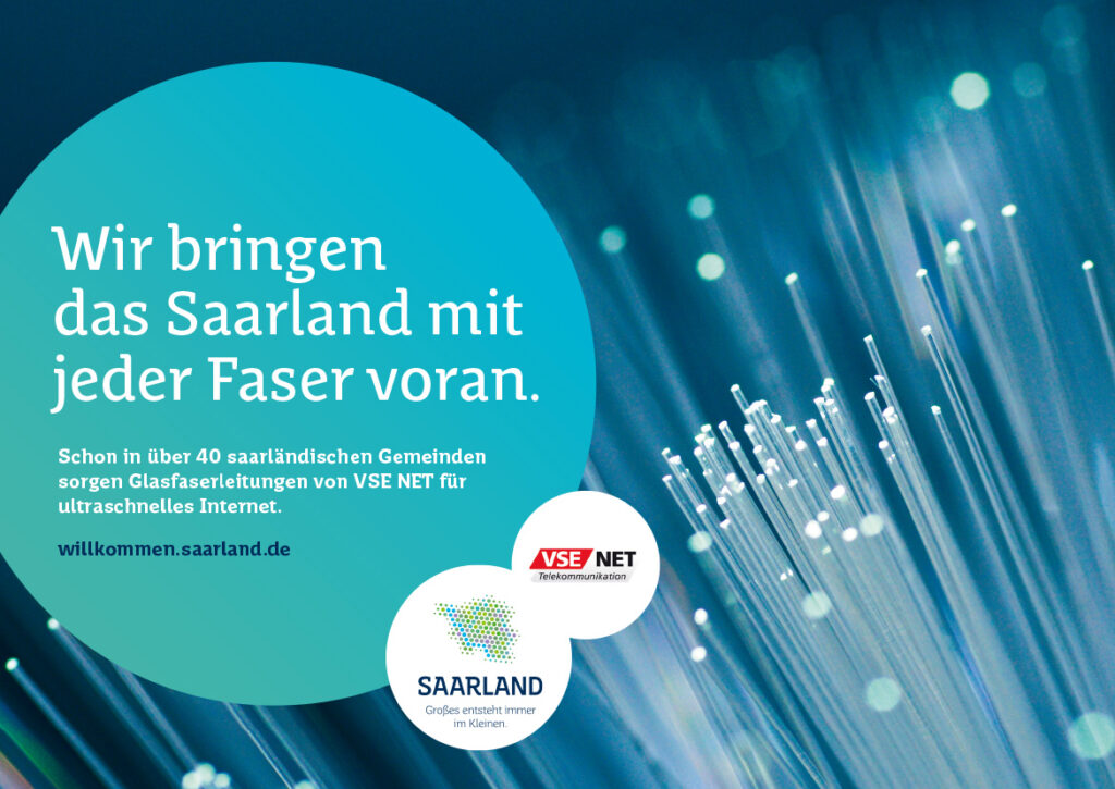 Werbebild mit Glasfaserkabeln und deutschem Text über den Ausbau des Hochgeschwindigkeitsinternets über Glasfaseranschlüsse in über 40 saarländischen Gemeinden durch VSE NET. Die Logos der VSE NET, des Saarlandes und des Standortmarketings Saarland sind abgebildet.