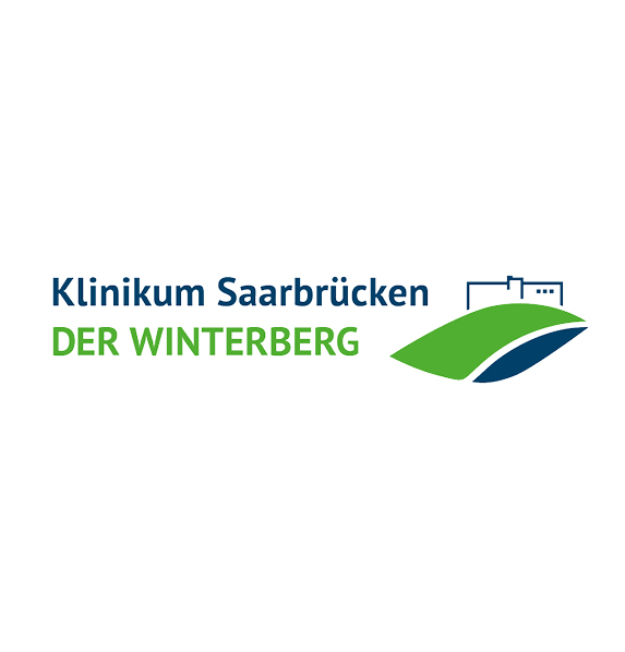 Logo für das Klinikum Saarbrücken Der Winterberg, das den Namen in blauer und grüner Schrift neben einem stilisierten Hügel mit einem einfachen Gebäudeumriss zeigt und die Identität des Standortmarketings Saarland und Deutschlands Hidden Champion widerspiegelt.