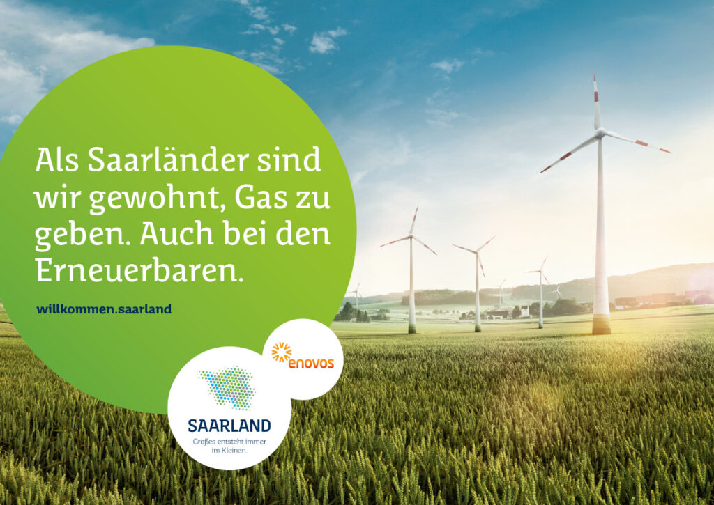Windräder stehen auf einer grünen Wiese unter einem blauen Himmel mit Wolken. Ein großer grüner Kreis mit deutschem Text und zwei Logos für Saarland Tourismus und Enovos weist auf Deutschlands Hidden Champion im Standortmarketing Saarland hin.
