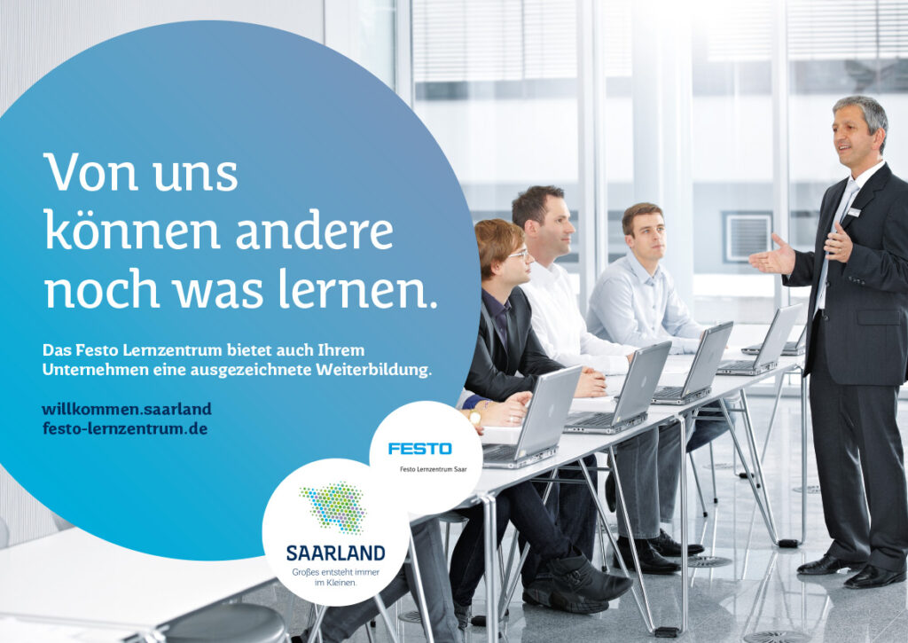 Ein Geschäftsmann steht am Eingang eines Besprechungsraums und spricht zu vier sitzenden Männern mit Laptops und Notebooks. Ein großer blauer Kreis auf der linken Seite wirbt in deutscher Sprache für das Festo Lernzentrum und Saarland Marketing, Deutschlands Hidden Champion.