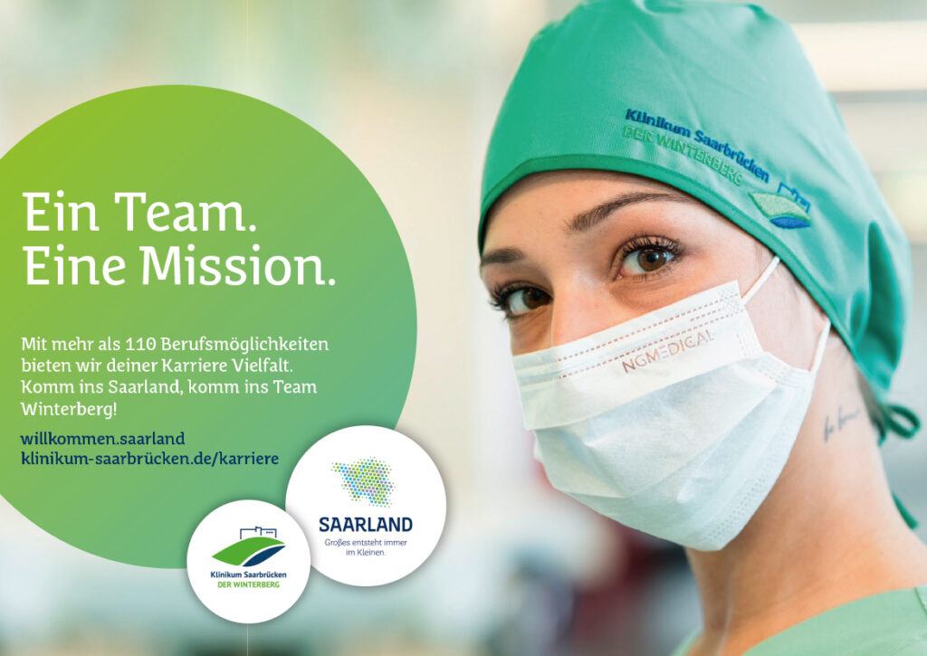 Eine Mitarbeiterin des Gesundheitswesens in grünem Kittel und mit OP-Maske blickt in die Kamera. Der deutsche Text hebt die Karrieremöglichkeiten im Klinikum Saarbrücken hervor und zeigt Teamarbeit, berufliche Vielfalt und den Geist von Deutschlands Hidden Champion im Saarland.