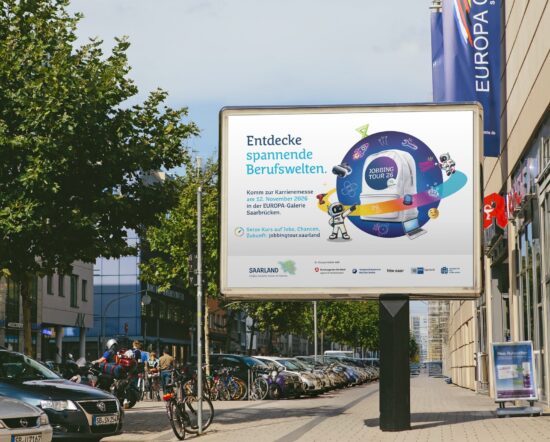 Eine Plakatwand an einer Straße in der Stadt wirbt mit farbenfrohen Grafiken – darunter Roboter und Berufssymbole – sowie einem deutschen Text für eine Karrieremesse, bei der die Besucher im Rahmen der „Jobbing Tour“ am 12.11.2026 spannende Stellenangebote in der EUROPA-Galerie entdecken können. In der Nähe sind Autos und Fußgänger zu sehen.