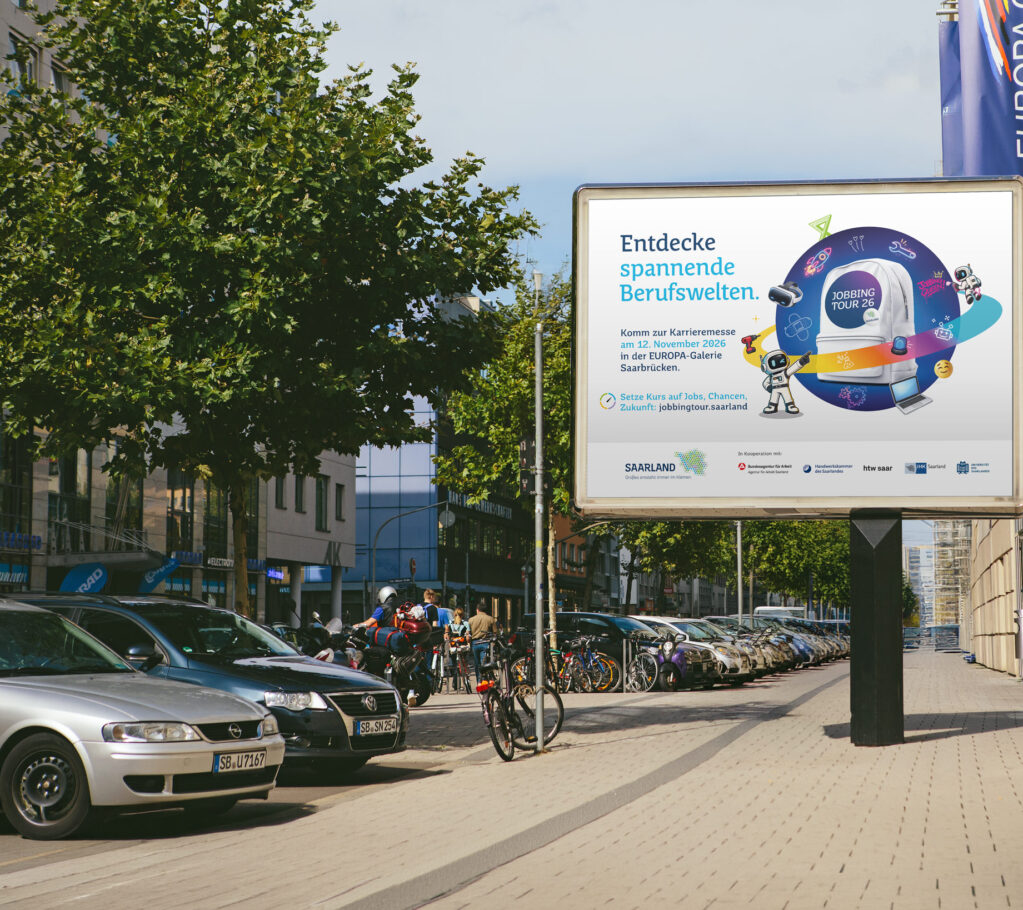 Ein Bürgersteig mit geparkten Autos und einer Werbetafel, auf der eine deutschsprachige Werbung mit einer farbenfrohen Grafik und Text zu sehen ist. Bäume und Gebäude säumen die Straße. Im Hintergrund sind Menschen zu sehen.
