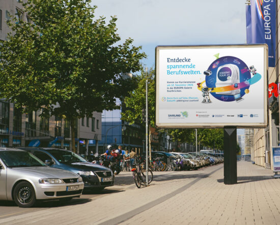 Ein Bürgersteig mit geparkten Autos und einer Werbetafel, auf der eine deutschsprachige Werbung mit einer farbenfrohen Grafik und Text zu sehen ist. Bäume und Gebäude säumen die Straße. Im Hintergrund sind Menschen zu sehen.