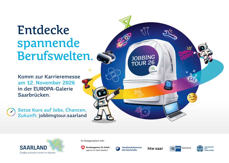 Plakat für die Karrieremesse „Jobbing Tour 26“ mit Text, einem Rucksack, Roboter-Maskottchen, einer Rakete und einem Laptop. Die Veranstaltung findet am 12.11.2026 in der EUROPA-Galerie Saarbrücken statt. Logos und farbenfrohe Grafiken sind enthalten.