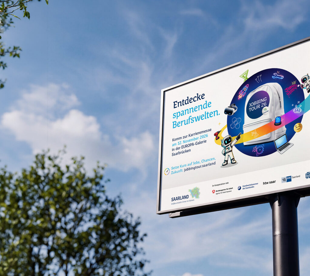 Auf einer Werbetafel vor blauem Himmel mit Bäumen sind deutscher Text, bunte Symbole und Comic-Roboter zu sehen, die für Möglichkeiten zur Berufsorientierung werben. Die Überschrift lautet: „Entdecke spannende Berufswelten“.