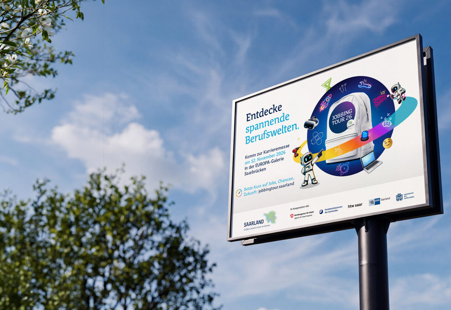 Auf einer Werbetafel vor blauem Himmel mit Bäumen sind deutscher Text, bunte Symbole und Comic-Roboter zu sehen, die für Möglichkeiten zur Berufsorientierung werben. Die Überschrift lautet: „Entdecke spannende Berufswelten“.