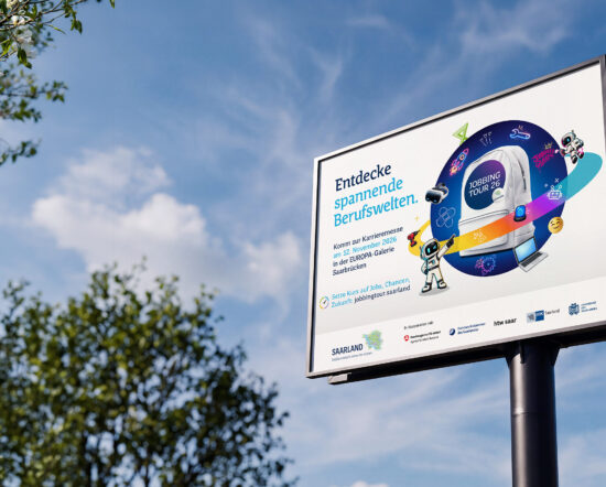 Auf einer Werbetafel vor blauem Himmel mit Bäumen sind deutscher Text, bunte Symbole und Comic-Roboter zu sehen, die für Möglichkeiten zur Berufsorientierung werben. Die Überschrift lautet: „Entdecke spannende Berufswelten“.