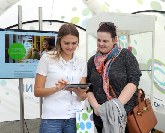 Die erste Jobmeile findet am Donnerstag (30.06.2016) in der Saarbrücker Bahnhofstraße statt. Im Bild: Jessica Schmeichel (links) im Beratungsgespräch mit einer Besucherin.